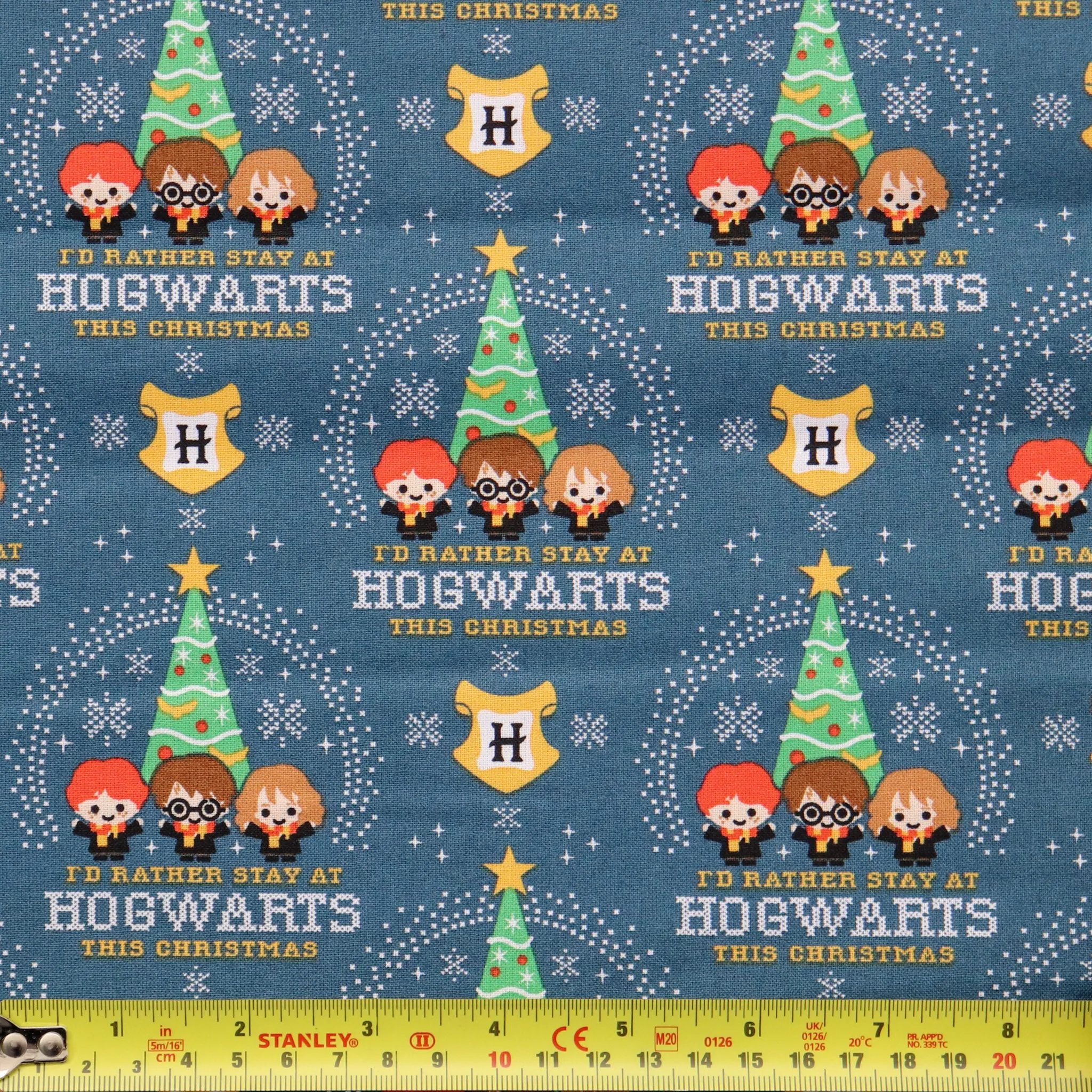 FS635_25 Harry Potter – Hogwarts Christmas Cotton Fabric